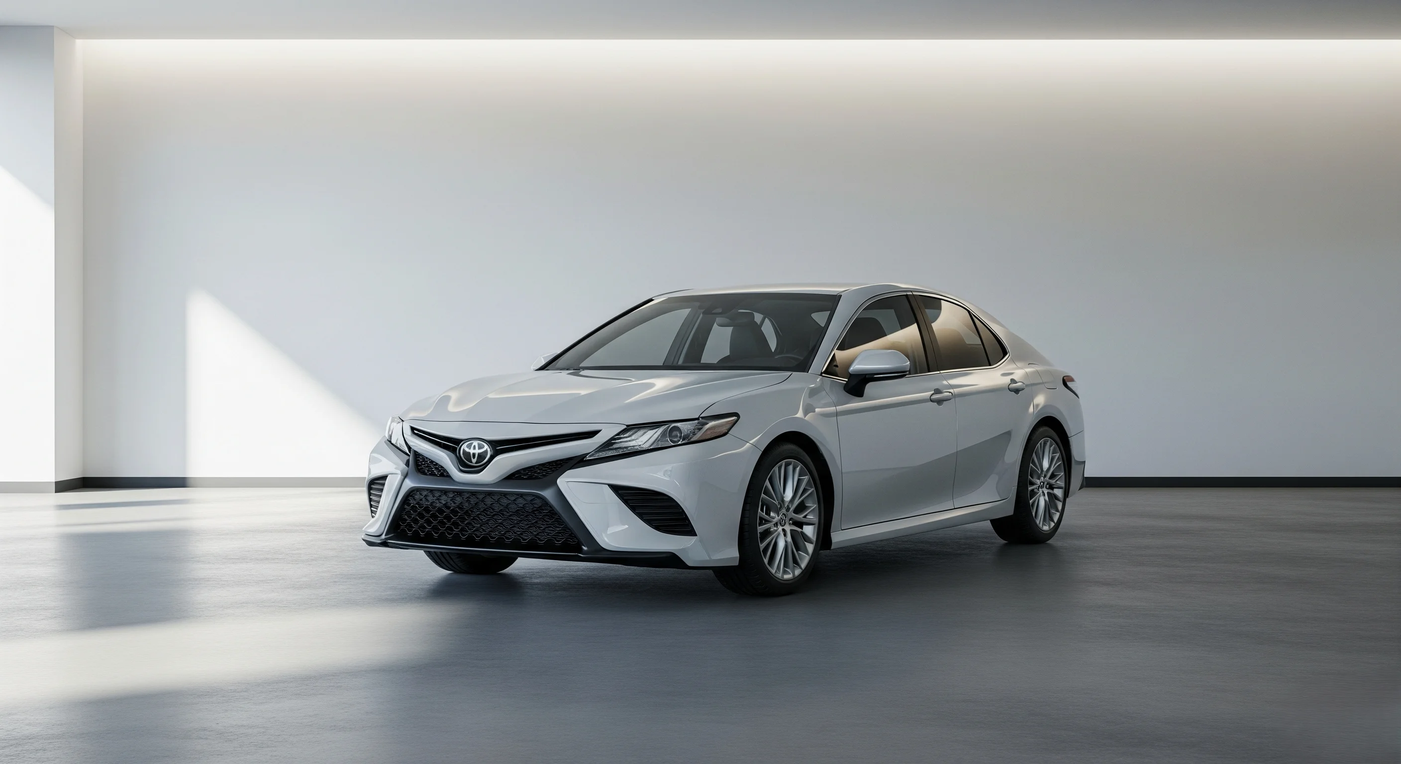 Auto gris en el concesionario